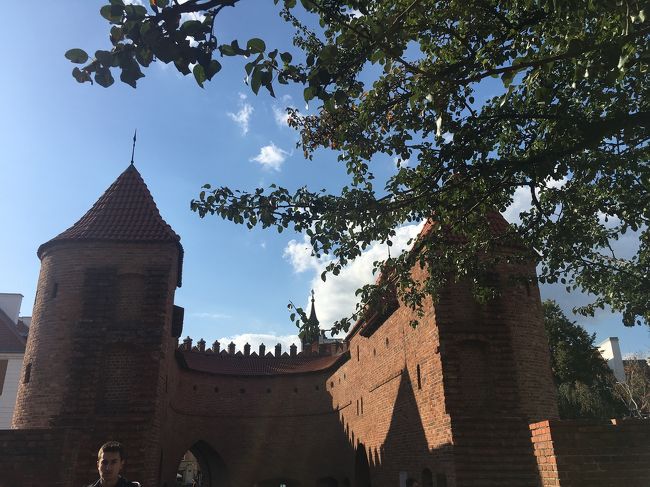 少し歩いてバルバカンにやってきました。