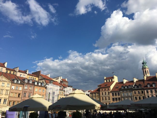 ワルシャワ旧市街。戦後復興で建物のヒビまで再現したとか。