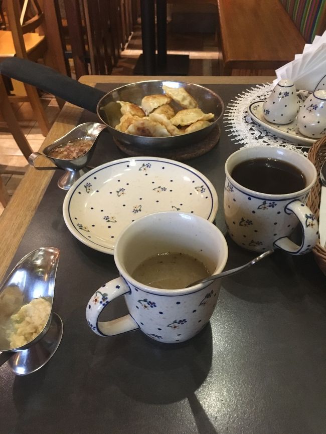 夜はポーランド料理のファミレス、ザピエチェクへ。ピエロギなどをポーランド食器で楽しめます。