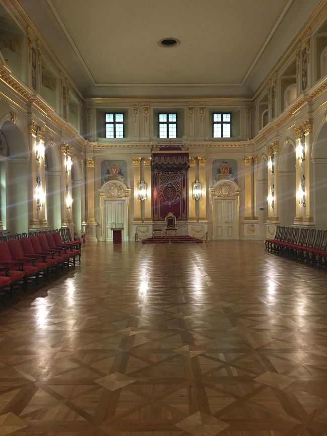 ここにも玉座が。