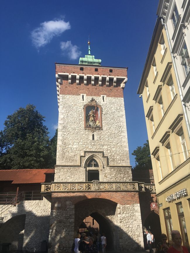 続いてバルバカンにいきます。これは手前の聖フロリアン門。