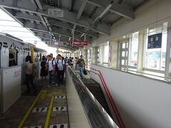 ９月までの終着駅、首里駅に着いた。
このあたりから、観光客が乗ってくる。