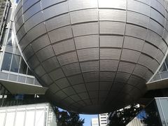 これが名古屋市立科学館！

プラネタリウムの球形が目印ですね。


地下鉄の乗り放題チケットを持っていたので１割引きで入場できました。
ラッキー。