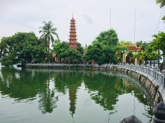 grabで移動してきました～
西湖に浮かぶ寺院、チャンクオック寺です～