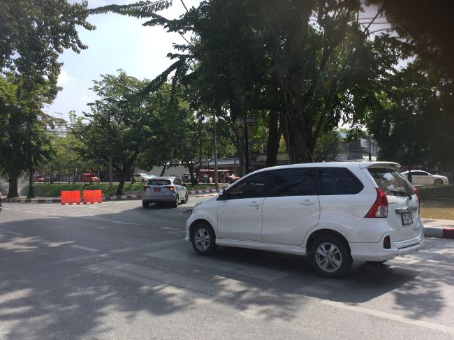 本来は、スコータイにもう一泊してから、チェンマイに来る予定でした。<br />イーペイ祭時期の混雑状況が、わからないし、初めてのチェンマイ市街地で、一方通行が多い地区です。念の為、祭りの前日に、チェンマイのホテルに、入る事にしました。<br /><br />問題は、ヤワラート橋の先が、どうなっているかです。<br />明日11日から、イーペイ祭ですが、10日から、通行規制がかかるらしいです。<br /><br />通行止めになっていたら、迂回路がよくわかりません。<br />チェンマイは、一方通行がとても多いです。<br /><br />来る前、グーグルマップで、道路シュミレーションしていたので、いざとなれば、何とかなりますけど。<br />ただここは、言葉の通じない外国、万が一が起きた時の対応が、何か面倒なので、注意するに越したことはありません。<br /><br />恐る恐る市街地の道路「ターペー通り」に、入ります。順調です。<br />ヤワラート橋も越えます。全然順調です。スムーズに進みます。<br /><br />お寺を過ぎて、左折（赤でも左折OKのようでした）して、ナイトマーケットの通りに入ります。これも、全然、普通です。<br /><br />結局、全然問題なく、ホテルにつきました。<br />後でわかるのですが、日中は、通行止めも、混雑もなく、普通なんですね。