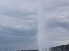 そしてこれはもう名物jet d'eau。
レマン湖の大噴水！！←下ネタではない

天気が良ければ、これも良い写真だったであろうが。
虹なんて見えたら最高だね♪♪