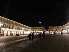 トリノで有名な三つの広場の一つ。
サンカルロ広場にやって来ました♪
ポルタヌォーバ駅から王宮へ歩く途中でちょうど半分くらい。
広場を囲むアーケードにリストランテや、カフェがあるんじゃないかと思ってたのに、あったはあったけど閉店なりー( ´ﾟдﾟ｀)ｴｰ