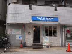 ちょっと歩くと・・・これ、イタリアンかな？
12：05　フィオーリ　ディ　マンマ

ピッツァリアって書いてあるけど、看板にはピザやってないって、捜し歩くのもかったるいので、席も空いてるし突入。