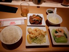 大阪と言えばの551蓬莱　エビの天ぷら、酢豚、海鮮餡かけ、スープのセット　店内で食べれば、豚まんは1個から注文できるようです　テイクアウトは2個～しかないんで