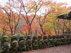 京都滞在2日目。
奥嵯峨野に建つ愛宕念仏寺へ。
化野念仏寺から600mほどのところにある天台宗に寺院で、境内には一般の人が彫った、色々な姿をした石仏が1200体ほど並んでいます。笑顔の石仏あり、瞑想にふけっている石仏あり、一つ一つ見ているとなぜかほっとした温かい気持ちにさせてくれました。紅葉の時期でしたが、訪れている人も少なく、のんびりした時間を過ごすことができました。紅葉も今回訪れた10ほどの寺社の中で最も美しく感じられました。交通の便が良くありませんが、拝観料も安く、紅葉の時期を含め、おすすめの寺です。
