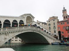 リアルト橋(Ponte di Rialto)は、ベネチアのカナルグランデに架かる4つの橋の一つで最古の橋。
「白い巨象」とも呼ばれていて、橋の上にはアーケードが作られ、商店が並んでいるのだ。