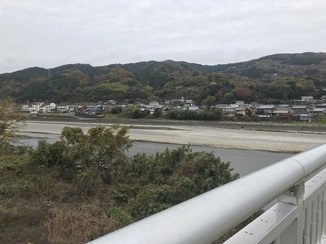 本日は、大阪（と言っても奈良と和歌山の県境近い）の金剛山に登り、ホテルを奈良市内に引っ越しまーす！<br />金剛峯寺、金峯山寺、金剛山、、似たような名前だなぁ。<br /><br />金剛山の山頂にはライブカメラがあり、1時間に1回山頂の様子がホームページにアップされます。なので、登山者はその時間に合わせて山頂のカメラの前に自然と集合するのです。楽しみだ(*´꒳`*)<br /><br />ホテルをチェックアウトし紀伊清水駅へ。<br /><br />そうそう。フロントでお別れのチョコレートと手書きのメッセージカードをいただきました！<br />無機質なビジネスホテルだと思っていたので、とても嬉しかったです。