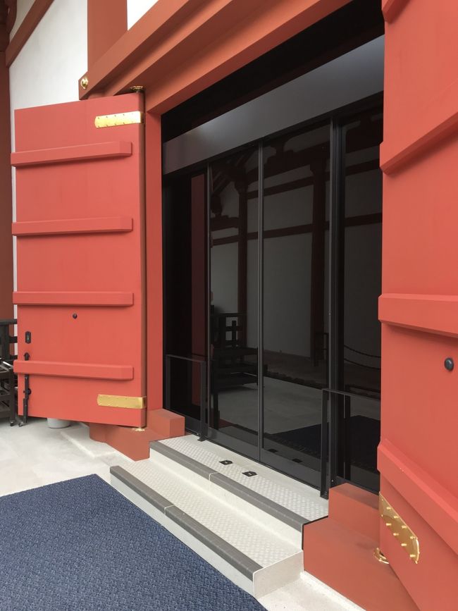 食堂の中に入ってみます。<br /><br />む！自動ドア！近代的！！<br /><br />んで、中は、とても広くて、仏教伝来的な絵がありました(*´ω`*)<br /><br />知識不足で、よくわからなかったし、興味もわかなかった。