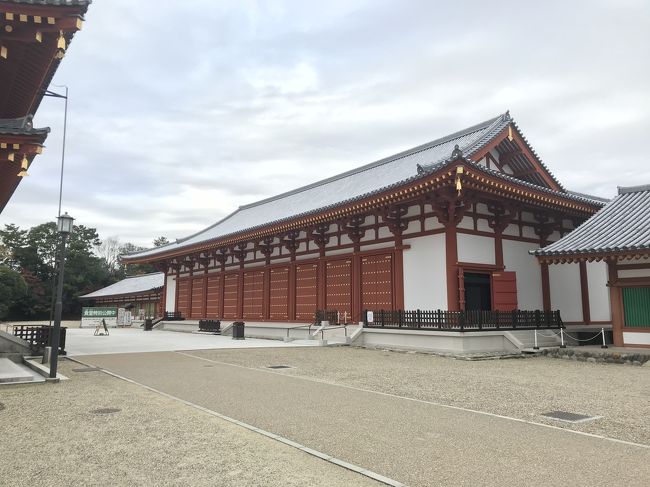 4年前に旦那さんと瓦を奉納した食堂。<br />瓦に名前と般若心経の中の好きな1文字を書いて奉納しました。<br /><br />たしか、<br />『自分の瓦が世界遺産になりますよ！』<br /><br />的なことを言われて、つられて奉納(^◇^;)<br /><br />どれが自分の瓦かわからんな。とりあえず、全部の瓦が写るように写真撮っておくか(｀・∀・´)