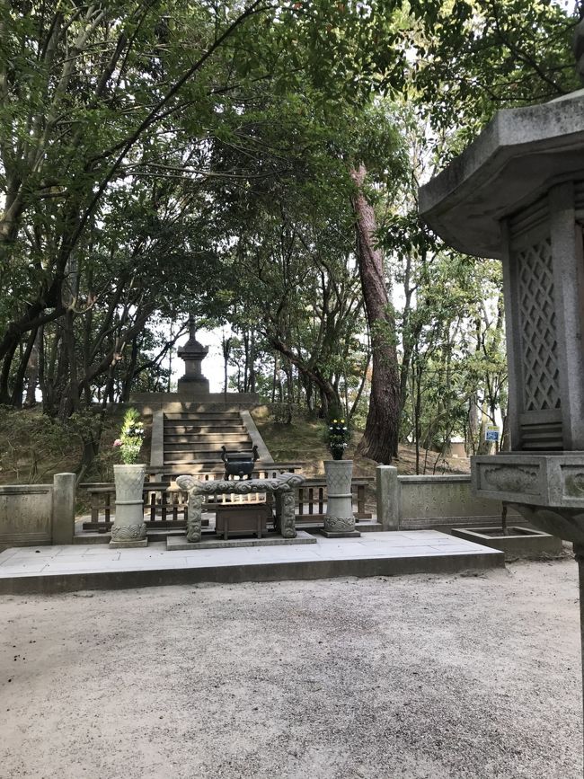 唐招提寺は、鑑真が開いたお寺。<br /><br />こちらは鑑真和上の御廟です。<br />中国の方が熱心にお参りしていらっしゃいました。<br /><br />でも、この近くで東南アジア系の人がコスプレ撮影会をしていました。日本人のような中国人のようなコスプレでした。本人たちは至って真面目な様子だったので見逃したけど(ㆀ˘･з･˘)