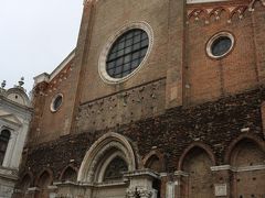 さてと、お次はサンティ・ジョヴァンニ・エ・パオロ教会。
13世紀半ばからなんと約2世紀もかけて建立されたゴシック様式の教会なのです。