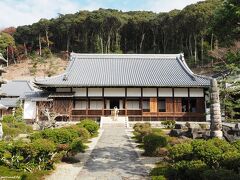 興聖寺　法堂と前庭

前庭のツツジ、サツキもまた美しく、琴坂のモミジ、カエデとあわせて宇治の十二景の1つとなっています。 
法堂には本尊釈迦牟尼仏が祀られている寺の中心となる建物。
鳥羽伏見の戦いの犠牲者を供養するために建てられたもの。

