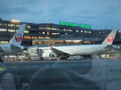 無事に着陸。一睡もしなかったのと飛行機酔いで疲労困憊(～´Д｀)～ もうﾌﾗﾌﾗ。。それなのにターンテーブルは一番遠い端にありました。
息子達とは空港でお別れですヾ(*'-'*)ﾏﾀﾈｰ♪
