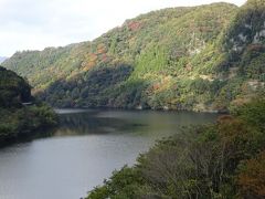 更に進むとダムがありました。まわりの山肌がほんのり色づいています。