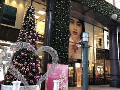 井筒屋新館の前を通ります。町にはクリスマスの飾りが沢山。