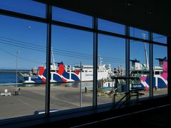 稚内港から礼文島に向けて出発です。先に利尻島行きが出航します。