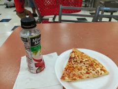 シュノーケリングして、エビ食べただけ…
ホテルからKマートは5分位　ピザ2.99とアップルジュース2.49　お値段が同じようなところがアメリカっぽいわ　