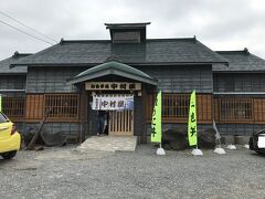 中村屋。
開店から３０分ですが、すでに満席で駐車場もいっぱいです。
うにの季節は混雑しているお店なのですが、お隣のもう一つの人気店『みさき』が定休日なのでさらに混雑しています。