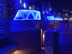 タワーの裏手では、コロプラキャナルウォークの幻想的な青の世界。
