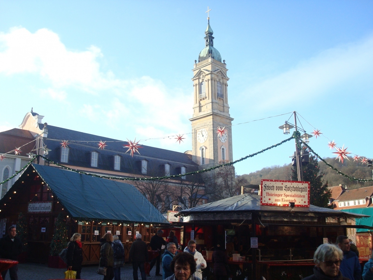 マルクト広場のクリスマスマーケットへ。
向こうに見えるのは高さ62メートルのゲオルク教会