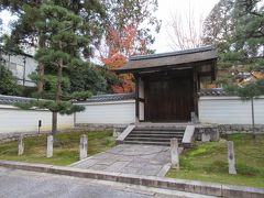 月下門
東福寺の一般通用門である日下門の手前に建つ門です。750年ほど前に京都御所から移築したそうで、現在は重要文化財に指定されています。東福寺に紅葉狩りに訪れた際に門の前を通り、とても品がある門だと思いチャッターを切りました。東福寺受付でパンフレットをもらい読んだところ、貴重な歴史ある門であることが分かりました。御所から門をいただけた東福寺の偉大さがわかる門です。
