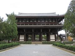 紅葉を鑑賞した後、東福寺境内に建つ建築物も見て回りました。
室町時代初期に再建された三門。
扁額は足利義持によるものだそうです。
非公開でしたが、楼上には仏像が並び、極彩画が描かれているとのことでした。
通ることはできませんでしたが、巨大な門です。