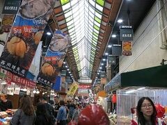 メトロでちょっと黒門市場へ。
昔行った時はすごく安くてあまり人がいなかったのに、この時は中国・韓国のお客さんが沢山ですごい賑わいで、観光客料金になっていました。
おやつを食べて、買い物をして帰りました。
