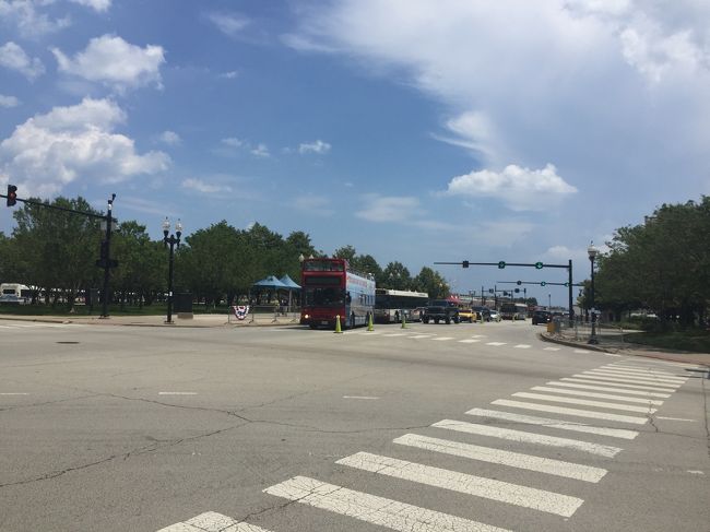 リバーノースからネイビーピアに来ると・・<br />ネイビーピアの前は観光バスがたくさんいます。<br /><br />リバーノースは↓<br />https://4travel.jp/travelogue/11573540