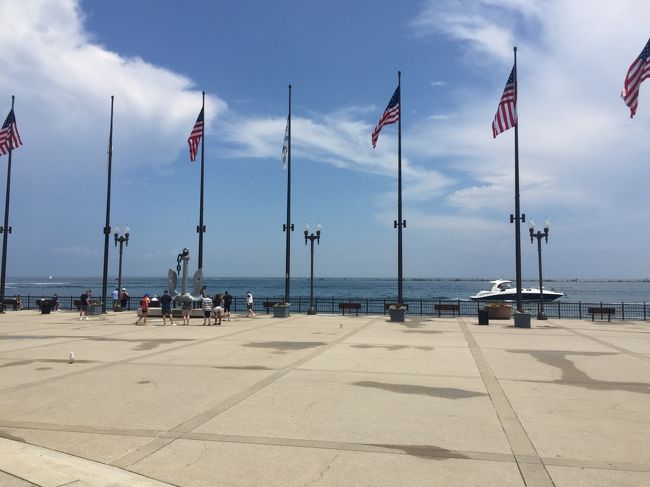 たくさんのフラッグが並びます。