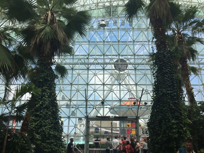 ここはなんだ、入ってみよう～<br />ガラスの植物園でした。