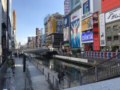 道頓堀橋から
グリコはあそこ
先の橋がかに道楽横の名観光スポット戎橋
高島屋から戎橋を結ぶのが、あの賑やかな戎橋筋商店街
