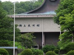 歴史のありそうな建物
蓮越しの眺めがいい感じ。