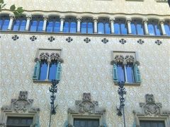 カサ・アマトリェール。
カサ・バトリョの隣んち。
ガウディ、モンタネールの次世代の建築家ジュセップ・プッチが改築した。
２階の窓枠のトカゲの装飾が面白い！