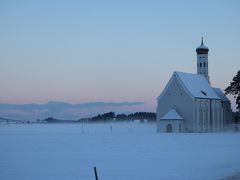 一瞬、風が止んだ時に後ろから撮ったもの。
朝焼けと雪原と教会と。
美しい姿が撮れたと思ってます(´- `*)