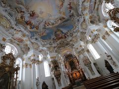 天井の絵はミュンヘンの宮廷画家「ヨハン・バプティスト・ツィンマーマン作」の「キリストの再臨」を表現した淡青色のフレスコ画。
