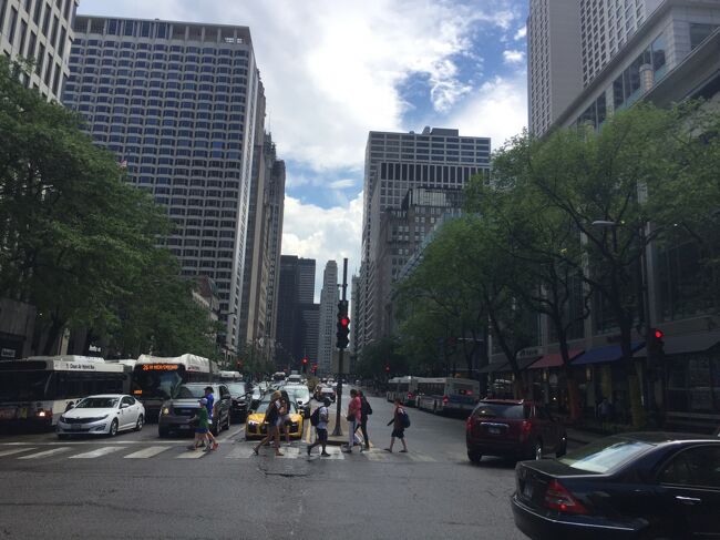 観光客も多く歩いています。訪れた日はとても蒸し暑かったです。。<br />ミシガン湖まで歩けばオハイオストリートビーチに出ます。<br /><br />次はマグニフィシャントマイルへ行きました↓<br />https://4travel.jp/travelogue/11573226