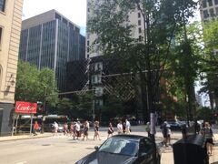 たくさんの観光客歩く。カルティエも見える。

ここの前にはストリーターヴィルを歩きました。
https://4travel.jp/travelogue/11573224