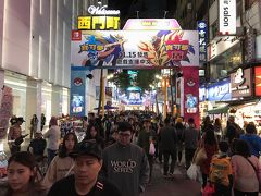 食後は台北の渋谷とも言われる西門町へ。

土曜の夜ということもあってすごい人混みです。