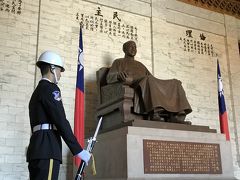 その後も食べる予定だけども、ちょっと腹休めがてら中正紀念堂でお腹を空かせるべく、この旅最初で最後の観光をしつつ時間潰し。

蒋介石さんの像と、それを守る衛兵さん。