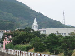 町の中心部にある、奈留教会。
白亜のとんがり屋根が目立っていました。