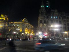 広場というより広い通りのようです。