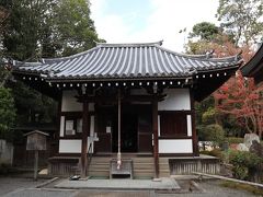 「楊貴妃観音堂」
楊貴妃観音は1230年に俊芿湛海律師によって、仏舎利とともに南宋より持ちかえられたものといわれています。
多くの女性から美人祈願の観音さまとして親しまれています。