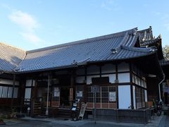 下ってすぐ右手に見えてきたのは「戒光寺」
泉涌寺塔頭寺院の1つ。
本堂には高さ10mのお釈迦さんの立像がありました。
