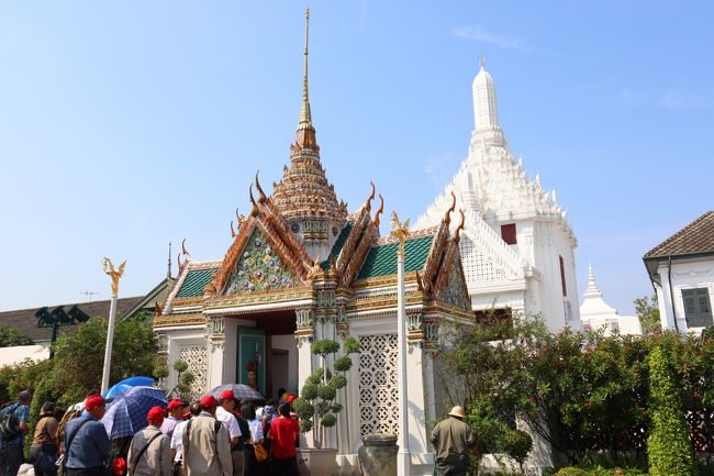 ワットプラケーオは、建物の周辺からぐるっと行列が出来ていました。<br />