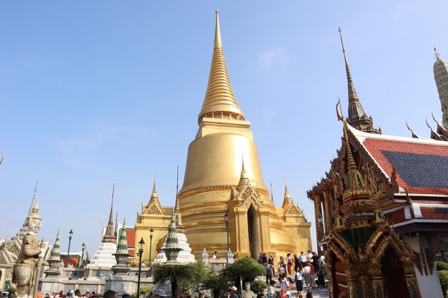 黄金の仏塔が目を引きます。<br /><br />「プラ シー ラタナー チェディ」 